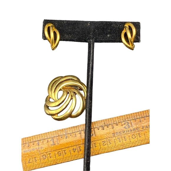 Vintage Napier Gold Tone Small Swirl Pin with matching screw back earring marked - Picture 8 of 10